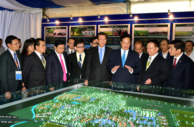 Thủ tướng Nguyễn Tấn Dũng cùng Bộ trưởng Bộ Thương mại và Công nghiệp Singapore thăm quan mô hình khu công nghiệp VSIP Nghệ An. Nguồn: chinhphu.vn