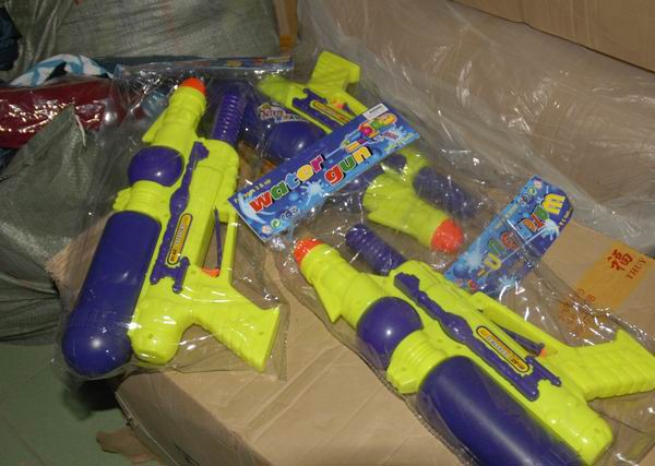  Súng nhựa đồ chơi trẻ em nhập lậu là hàng hóa vi phạm phổ biến đã bị lực lượng Hải quan bắt giữ trong thời gian gần đây. Ảnh: Q.H. 