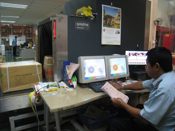 Công chức Hải quan Chuyển phát nhanh kiểm tra hàng hóa qua máy soi. Nguồn: baohaiquan.vn