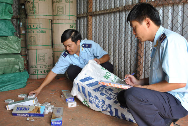 Cơ quan hải quan phát hiện và bắt giữ một số loại thuốc lá nhập lậu ngoại. Nguồn: baohaiquan.vn