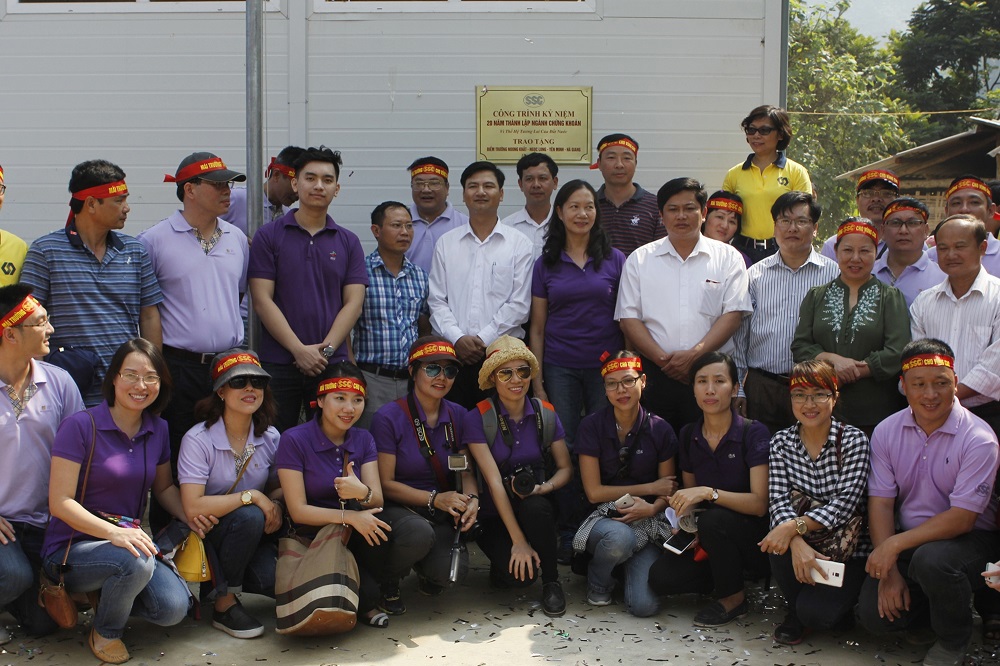Đại diện HNX tham dự lễ khánh thành công trình xây dựng điểm trường tiểu học – mẫu giáo tại bản Noong Khắt (Hà Giang). Nguồn: hnx.vn