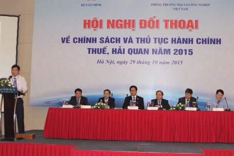 Thứ trưởng Bộ Tà chính Đỗ Hoàng Anh Tuấn và Chủ tịch VCCI Vũ Tiến Lộc ( giữa) chủ trì hội nghị đối thoại. Nguồn: thoibaotaichinhvietnam.vn