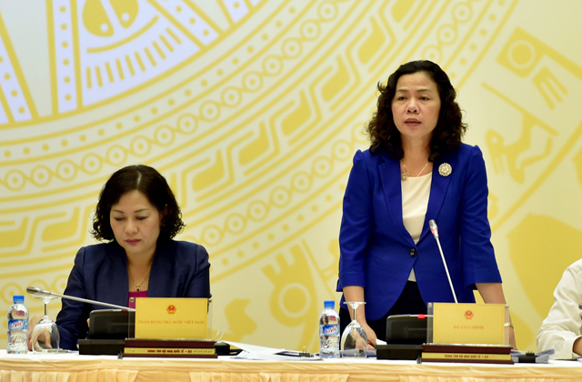 Thứ trưởng Bộ Tài chính Vũ Thị Mai trả lời câu hỏi của phóng viên tại phiên họp báo Chính phủ thường kỳ tháng 10.
