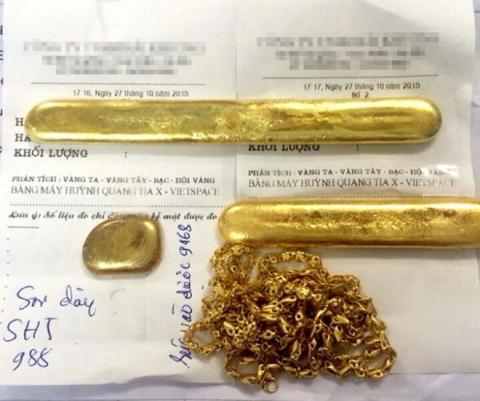 Một số miếng vàng rởm đã qua mặt được các chủ cửa hàng vàng bạc.Nguồn: hanoimoi.com.vn