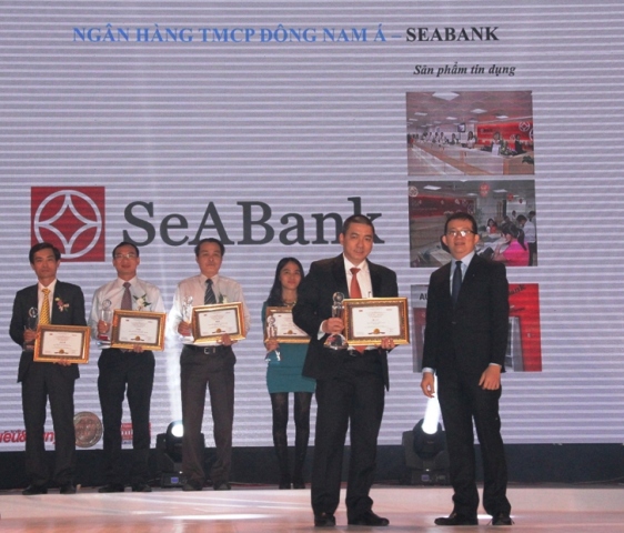  Ông Trần Quang Vũ - Giám đốc khu vực Miền Nam đại diện SeABank nhận giải thưởng “Top 100 sản phẩm/dịch vụ được Tin & Dùng năm 2015” 