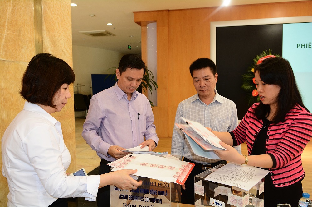Bà Nguyễn Thị Hoàng Lan, Phó Chủ tịch HĐQT HNX (bên trái) và Ban chỉ đạo cổ phần hóa kiểm tra niêm phong hòm phiếu tại phiên đấu giá của Công ty In Trần Phú. Nguồn: hnx.vn