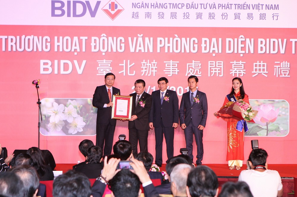 Chủ tịch Ủy ban Giám sát tài chính Đài Loan trao giấy phép hoạt động của Văn phòng đại diện BIDV. Nguồn: bidv.com.vn