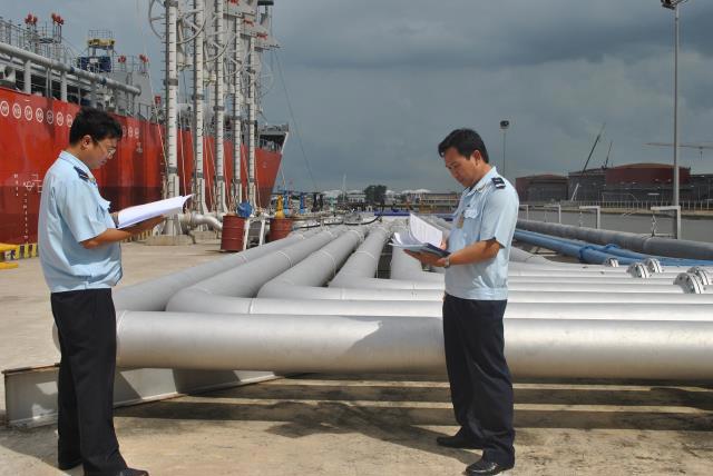 Hải quan cảng Sài Gòn KV3 giám sát xăng dầu nhập khẩu. Nguồn: baohaiquan.vn
