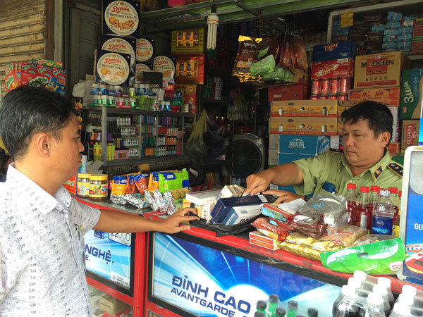  Thuốc lá nhập lậu bày bán công khai tại nhiều điểm bán tạp hóa tại TP. Hồ Chí Minh. Nguồn: baohaiquan.vn