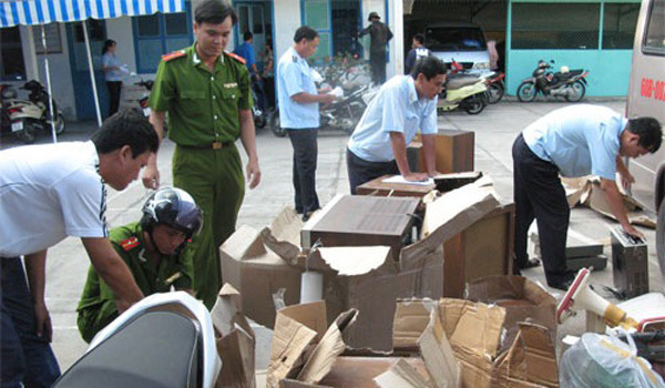  Lực lượng Hải quan và Công an kiểm tra hàng hóa có dấu hiệu vi phạm pháp luật. Nguồn: baohaiquan.vn