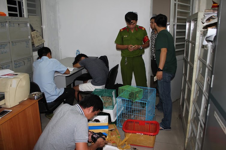  Lực lượng chức năng kiểm tra cơ sở kinh doanh của Phan Huỳnh Anh Khoa. Nguồn: WCS