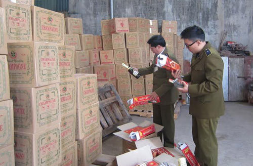 Lực lượng chức năng đang kiểm tra rượu tại kho. Nguồn: hanoimoi.com.vn