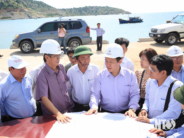 Ông Vương Đình Huệ, Trưởng Ban kinh tế Trung ương khảo sát tại Cảng Cà Ná trong chuyến làm việc tại tỉnh Ninh Thuận tháng 11/2015.