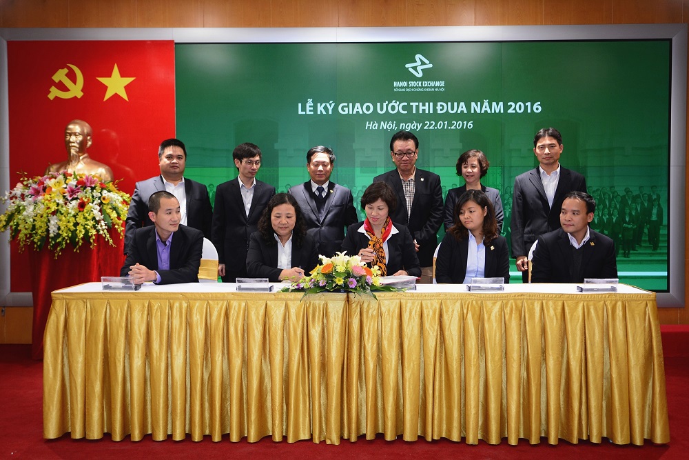 Các đơn vị cùng ký giao ước thi đua năm 2016 trước sự chứng kiến của Ban Lãnh đạo HNX. Nguồn: hnx.vn