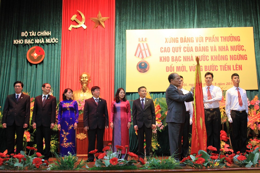 Chủ tịch Quốc hội Nguyễn Sinh Hùng trao tặng Huân chương Độc lập hạng Nhì cho KBNN. Nguồn: FinancePlus.vn