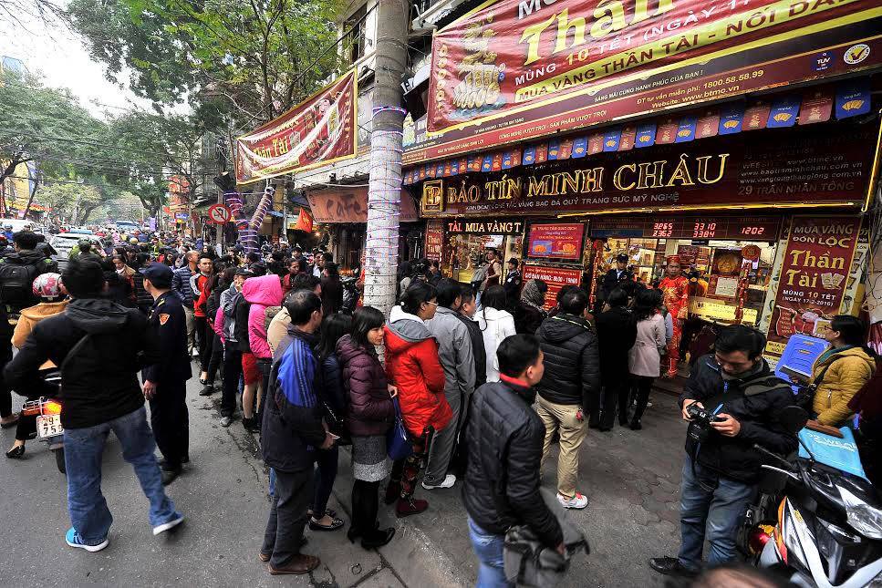 Người dân xếp hàng mua vàng dịp Tết để cầu may mắn. Nguồn: FinancePlus.vn