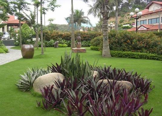 Khi kiến tạo sân vườn, cần phải chọn vị trí thật lý tưởng và phải tôn trọng nguyên tắc kiến thức phong thuỷ. Nguồn: baoxaydung.com.vn