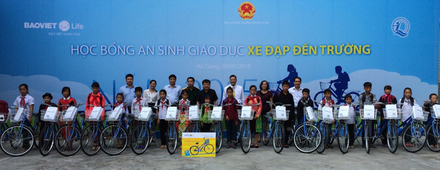 Đại diện Lãnh đạo TCT Bảo Việt Nhân thọ trao xe đạp cho học sinh nghèo. Nguồn: baoviet.com.vn
