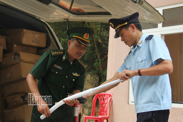 Hải quan và Bộ đội Biên phòng cửa khẩu Cốc Nam, Lạng Sơn phối hợp kiểm tra hàng hóa nhập khẩu từ Trung Quốc. Ảnh: Quang Tấn. 