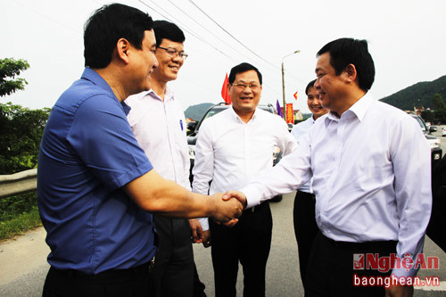 Các đồng chí lãnh đạo tỉnh vui mừng đón đồng chí Phó Thủ tướng Chính phủ Vương Đình Huệ về dự Lễ hội Du lịch Cửa Lò 2016.
