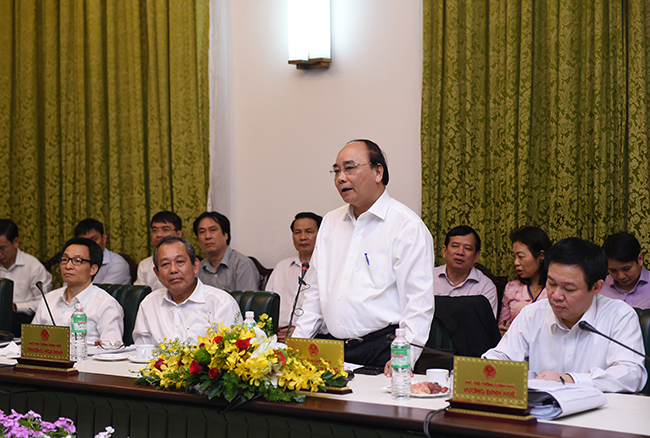Thủ tướng Nguyễn Xuân Phúc chủ trì cuộc họp với các thành viên Chính phủ để giải quyết các kiến nghị của DN và thảo luận về dự thảo Nghị quyết của Chính phủ về tháo gỡ khó khăn cho DN. Nguồn: chinhphu.vn
