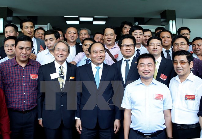 Thủ tướng Nguyễn Xuân Phúc với các đại biểu dự Hội nghị Doanh nghiệp Việt Nam năm 2016. (Ảnh: Thống Nhất/TTXVN)