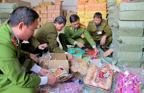 Lực lượng liên ngành kiểm tra bắt giữ hàng lậu tại chợ Ninh Hiệp (Hà Nội). Nguồn: hanoimoi.com.vn