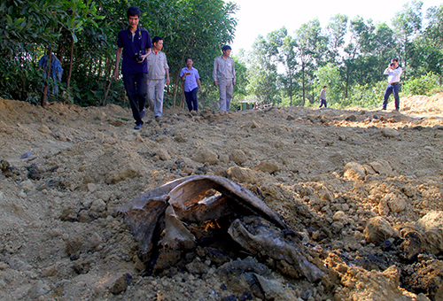 nhà chức trách Hà Tĩnh đã cho lấp hố chôn hơn 100 tấn chất thải lại. Nguồn: vnexpress.net