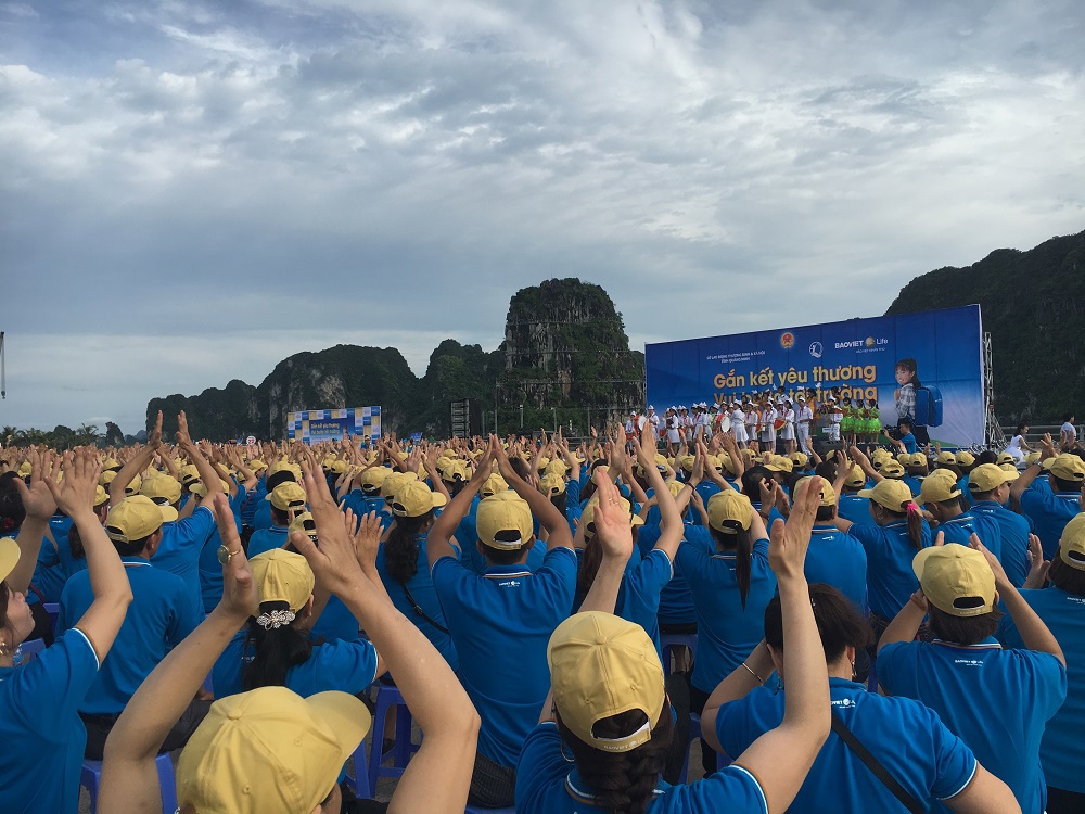 Hơn 3.600 cán bộ nhân viên Bảo Việt Nhân thọ hưởng ứng đi bộ gây quỹ vì trẻ em. Sự kiện tại Quảng Ninh. Nguồn: baoviet.com.vn
