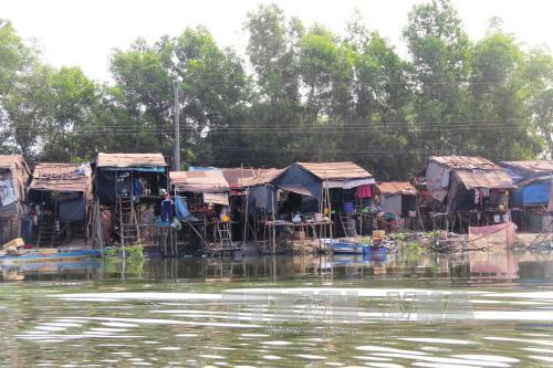 Những dãy nhà tạm tự phát ven hồ Dầu Tiếng tại khu vực ấp Đồng Kèn, xã Tân Hòa, huyện Tân Châu, tỉnh Tây Ninh. Nguồn: TTXVN