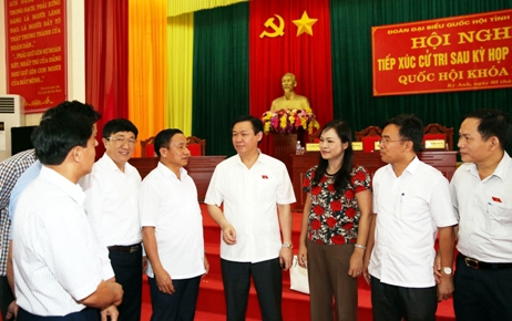 Phó Thủ tướng Vương Đình Huệ trao đổi với cử tri Hà Tĩnh. Nguồn: chinhphu.vn