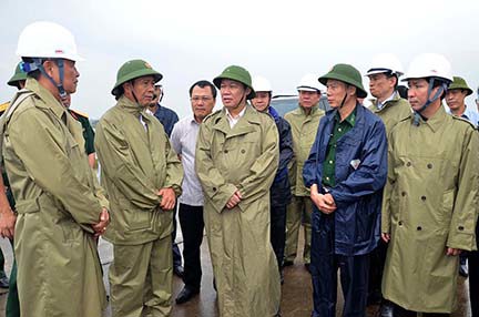  Phó Thủ tướng Vương Đình Huệ kiểm tra công tác phòng chống cơn bão số 3 tại tuyến đê biển 1 Đồ Sơn. Nguồn: Báo Hải Phòng