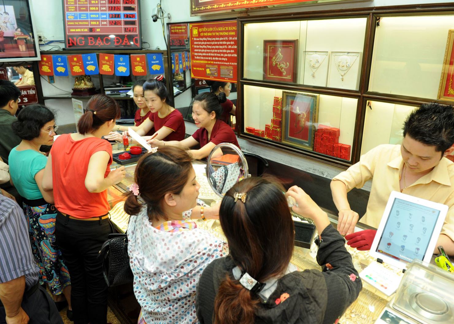Giao dịch tại một cửa hàng vàng của Bảo Tín Minh Châu. Nguồn: internet