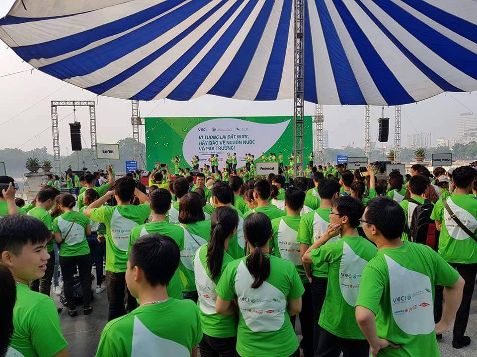 gần 300 cán bộ nhân viên của Tập đoàn Bảo Việt và các đơn vị thành viên cùng gia đình tham gia sự kiện “Ngày làm sạch hồ Hà Nội”. Nguồn: baoviet.com.vn