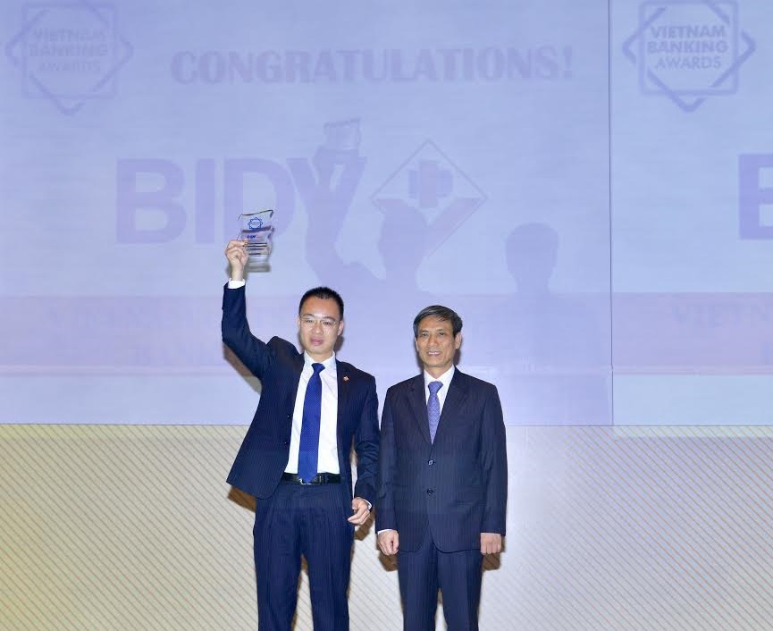 Ông Nguyễn Mai Khanh - Giám đốc Ban Phát triển Ngân hàng Bán lẻ, đại diện BIDV nhận giải thưởng “Ngân hàng bán lẻ tiêu biểu 2016”