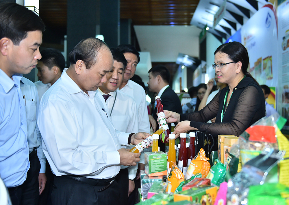 Thủ tướng tham quan các sản phẩm nông nghiệp áp dụng công nghệ cao. Nguồn: chinhphu.vn