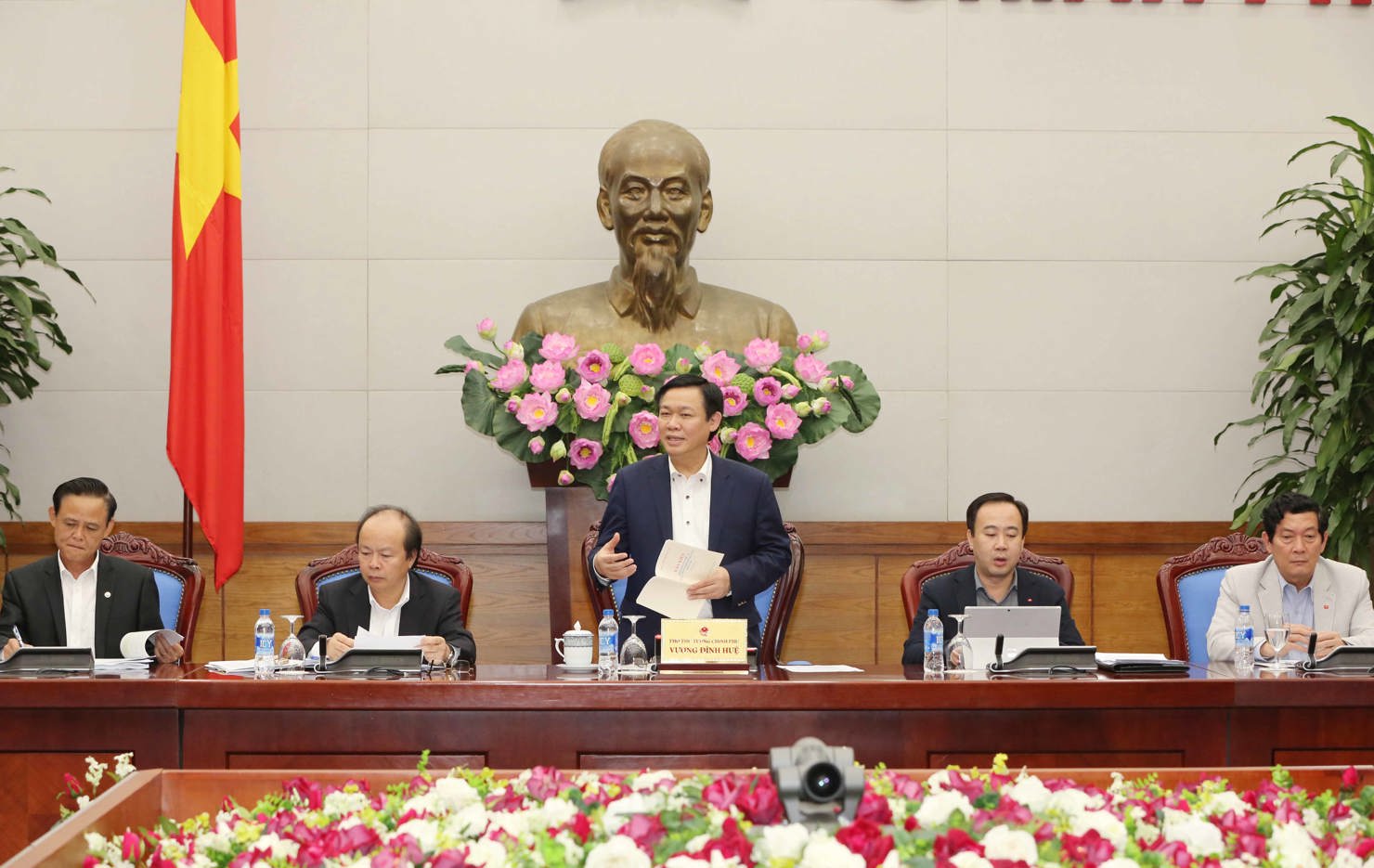 Phó Thủ tướng Vương Đình Huệ nhấn mạnh đổi mới cơ chế hoạt động đơn vị sự nghiệp công lập là một trong năm nhiệm vụ trọng tâm của tái cơ cấu nền kinh tế. Nguồn: chinhphu.vn