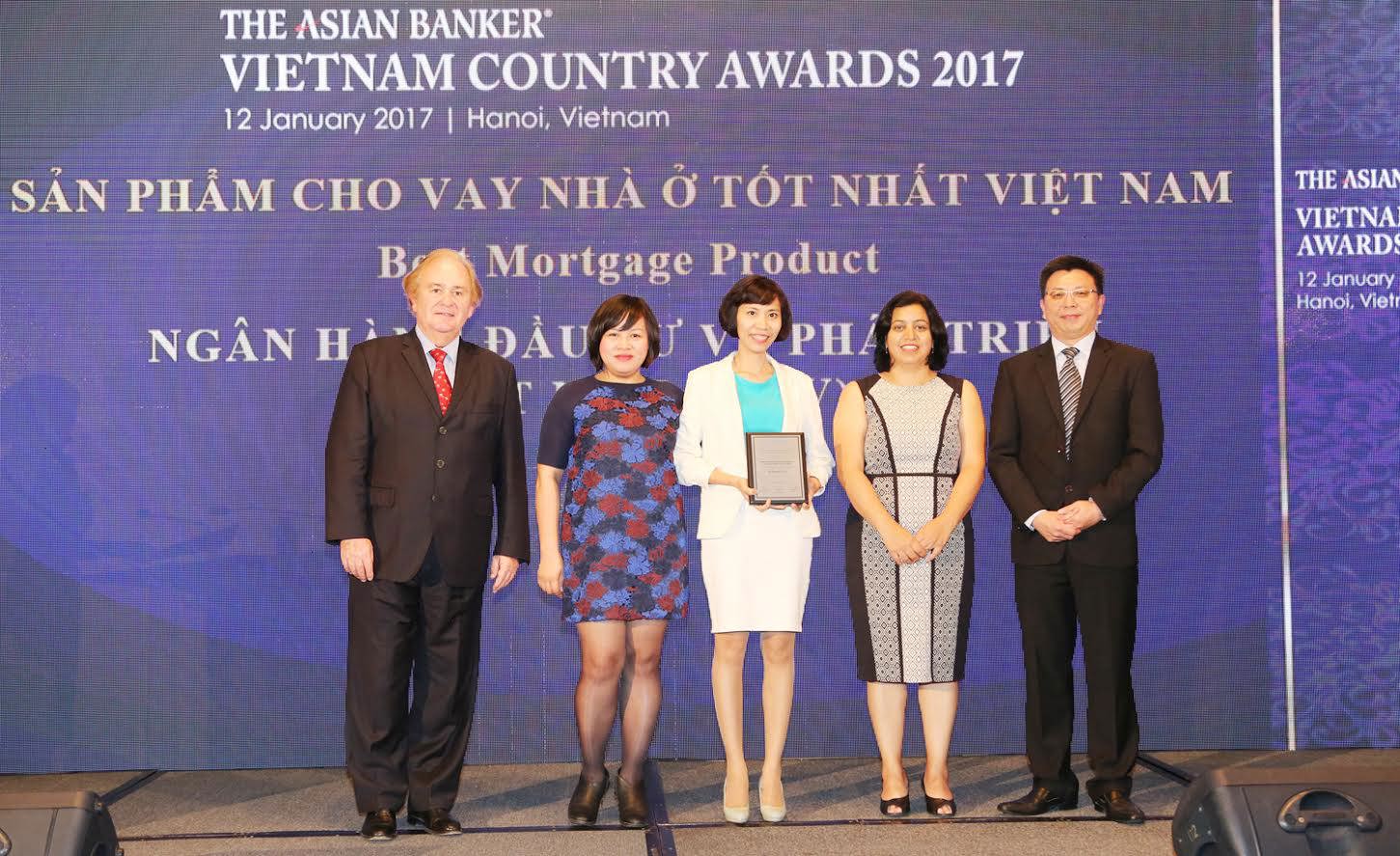 Đến nay BIDV trở thành ngân hàng tại Việt Nam lần thứ 3 liên tiếp là “Ngân hàng bán lẻ tốt nhất Việt Nam” (2015, 2016 & 2017). Nguồn: bidv.com.vn