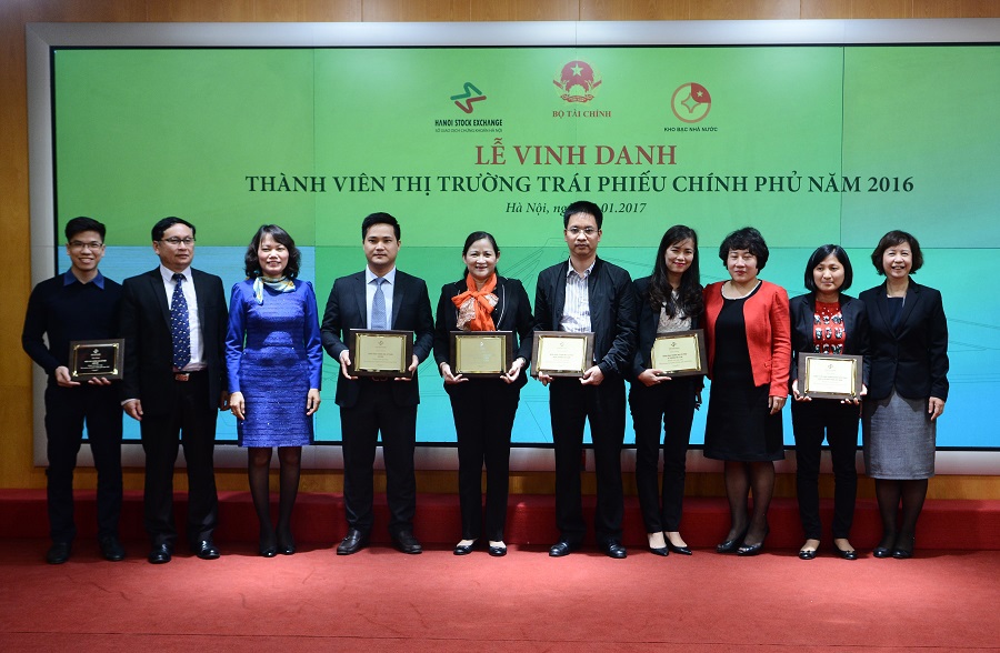 Lễ vinh danh Top 5 thành viên tiêu biểu và trao Giải thưởng thành viên triển vọng thị trường TPCP năm 2016. Nguồn: hnx.vn