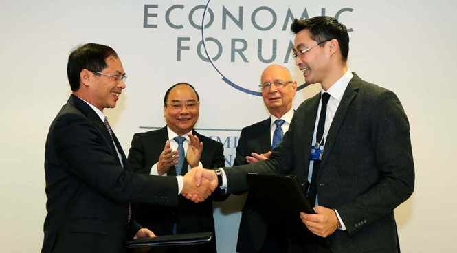 Thủ tướng Nguyễn Xuân Phúc cùng với Chủ tịch WEF Klaus Schwab chứng kiến Lễ ký Thỏa thuận hợp tác giữa Việt Nam và WEF về phát triển nền kinh tế Việt Nam tự cường trước tương lai. Nguồn: thanhnien.vn