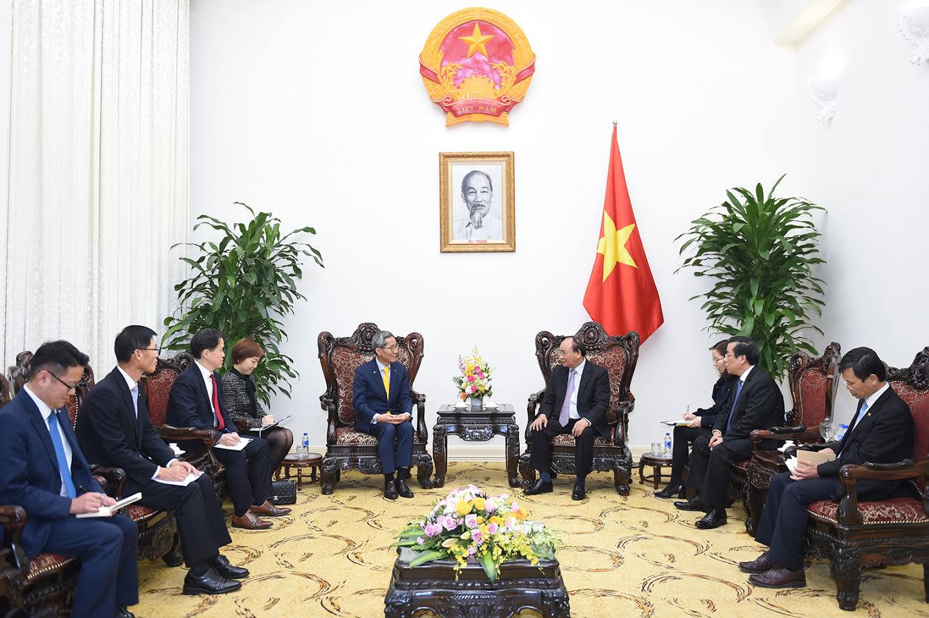 Thủ tướng Nguyễn Xuân Phúc và Chủ tịch Tập đoàn tài chính KB Kookmin, ông Yoon Jong-kyoo. Nguồn: chinhphu.vn