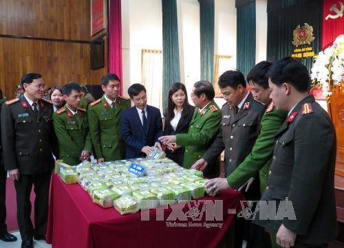 Gần 45kg ma túy tổng hợp dạng “đá” và 30 bánh heroin đã được Công an tỉnh Nam Định thu giữ. Nguồn: Văn Đạt/TTXVN