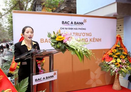 Bà Bùi Thị Họa phát biểu tại lễ khai trương PGD Hàng Kênh. Nguồn: internet