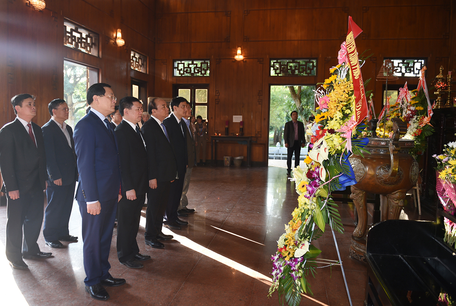 Thủ tướng Nguyễn Xuân Phúc dâng hương tưởng niệm Chủ tịch Hồ Chí Minh tại Khu di tích Kim Liên, Nam Đàn. Nguồn: chinhphu.vn
