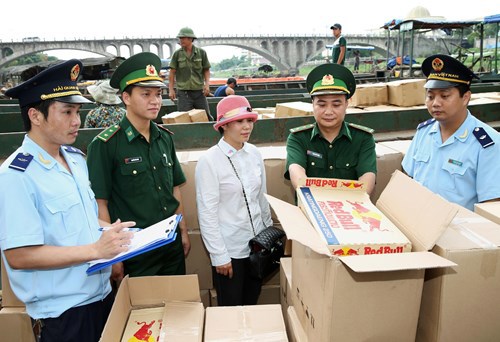 Cán bộ Đồn Biên phòng Cửa khẩu Quốc tế Móng Cái (Quảng Ninh) phối hợp cùng lực lượng hải quan kiểm tra hàng hóa qua cửa khẩu. Nguồn: qdnd.vn