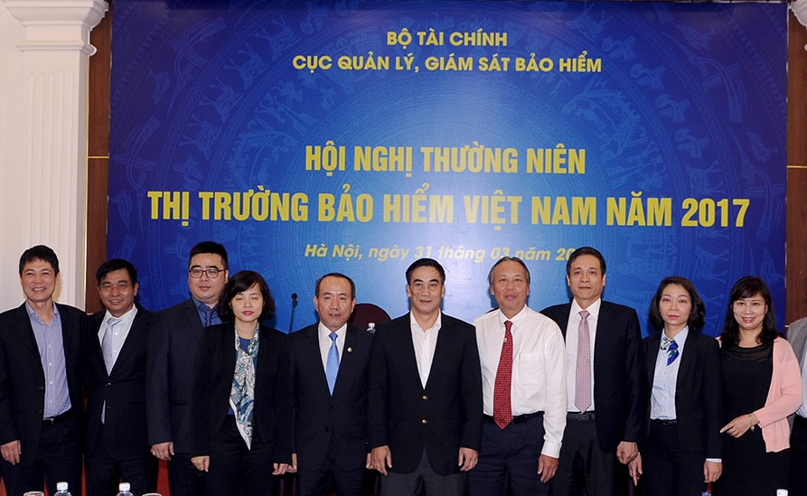 Thứ trưởng Trần Xuân Hà chụp lưu niệm với các đại biểu tham dự Hội nghị. Nguồn: mof.gov.vn