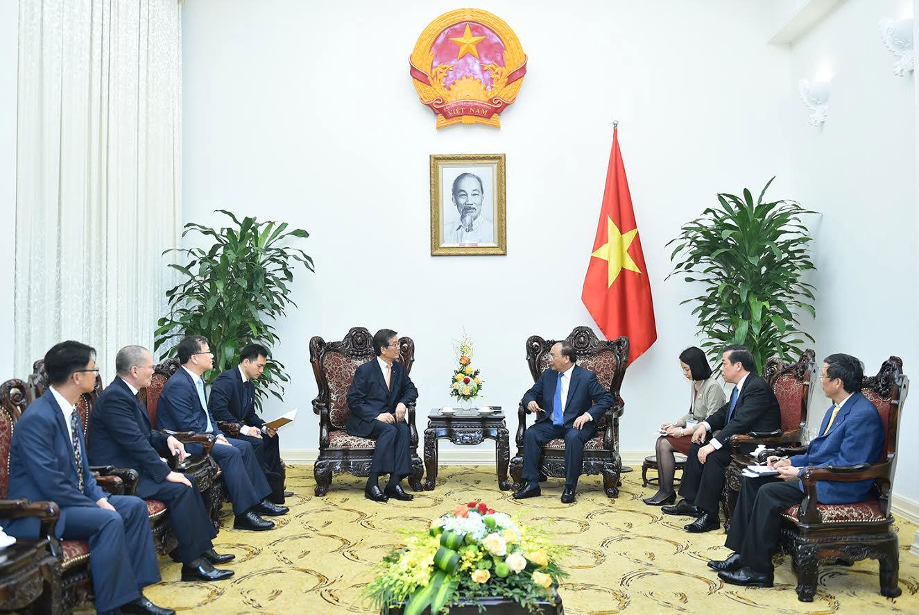 Thủ tướng Nguyễn Xuân Phúc và Chủ tịch kiêm Tổng Giám đốc điều hành Ngân hàng Phát triển Hàn Quốc Lee Dong-geol tại buổi tiếp. Nguồn: chinhphu.vn