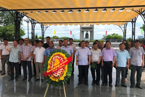 Đoàn công tác dâng hương và dâng hoa tại Nghĩa trang liệt sĩ Đường 9 tại Quảng Trị. Nguồn: thoibaotaichinhvietnam.vn
