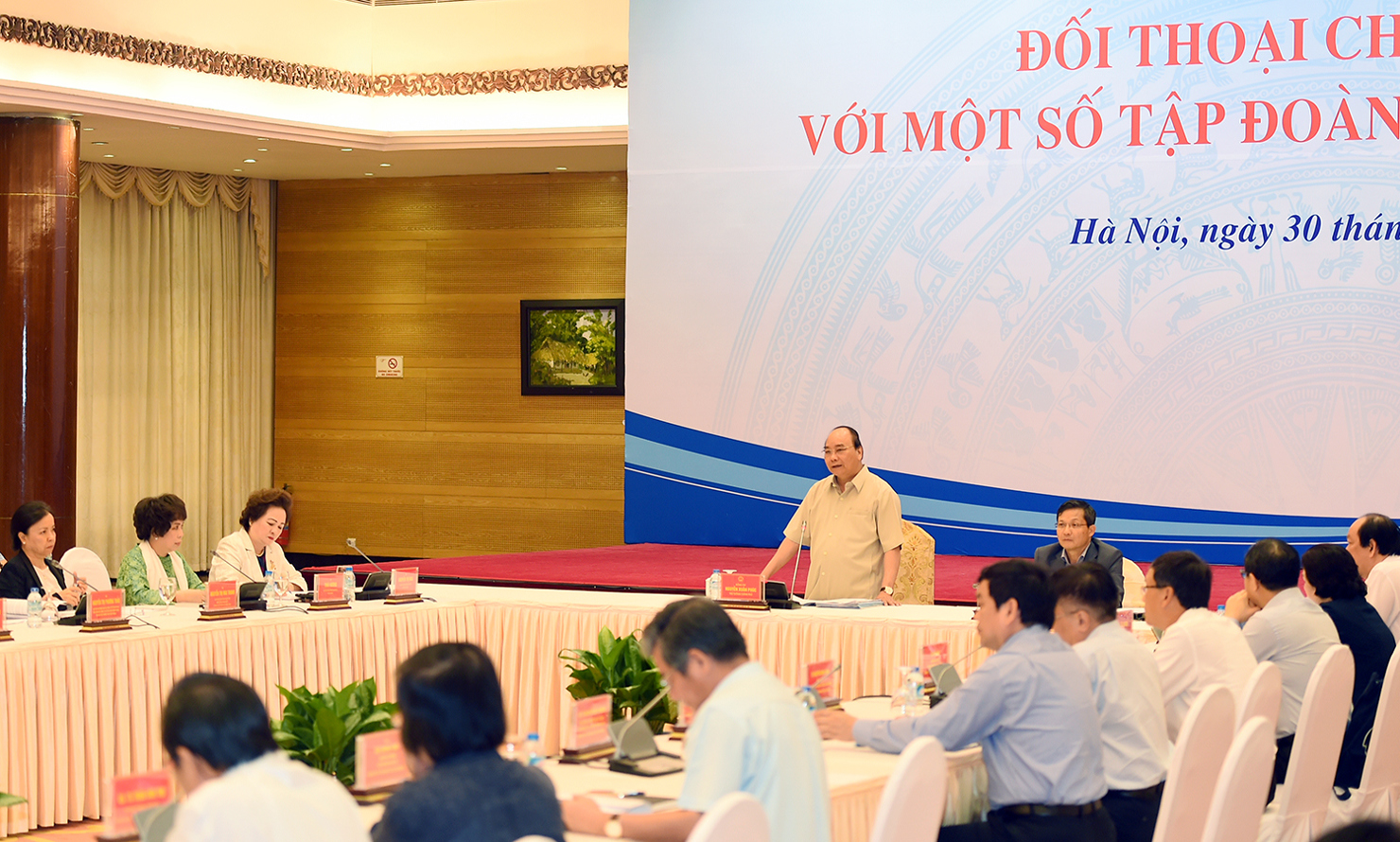 Thủ tướng Nguyễn Xuân Phúc đối thoại chính sách với một số tập đoàn kinh tế tư nhân. Ảnh: VGP/Quang Hiếu