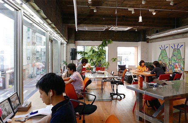 Mô hình co-working space là nơi cung cấp chỗ làm việc chung, thoải mái, năng động và đầy đủ những nhu cầu tiện ích của một văn phòng truyền thống. Nguồn: NCĐT